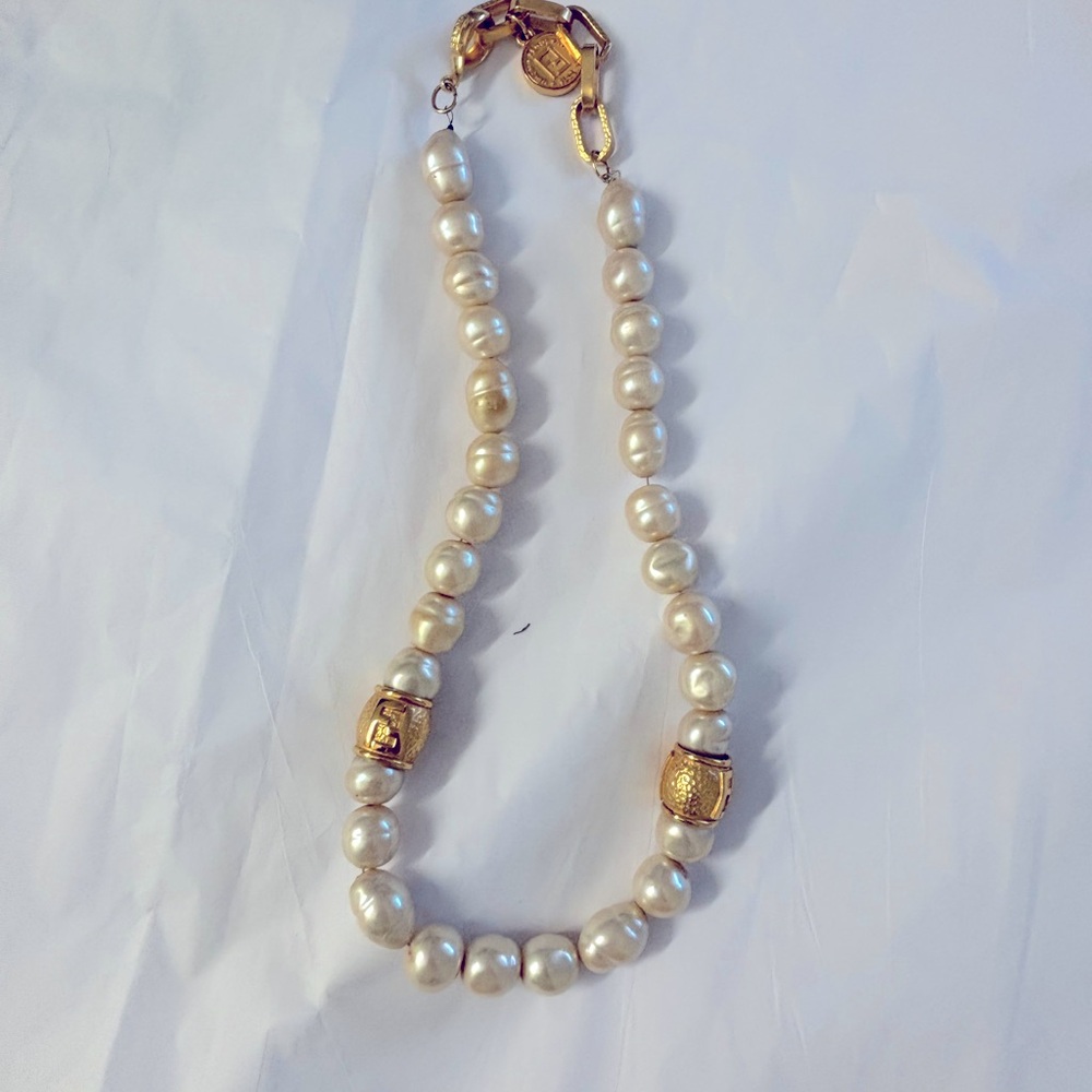 Fendi White and Gold Necklace with Elegant Design - Picture 7 of 7